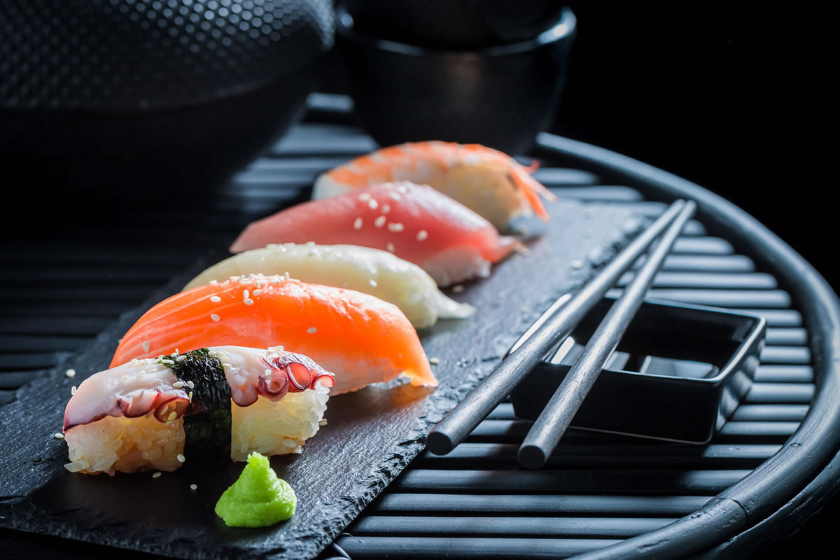 elegancko podane sushi